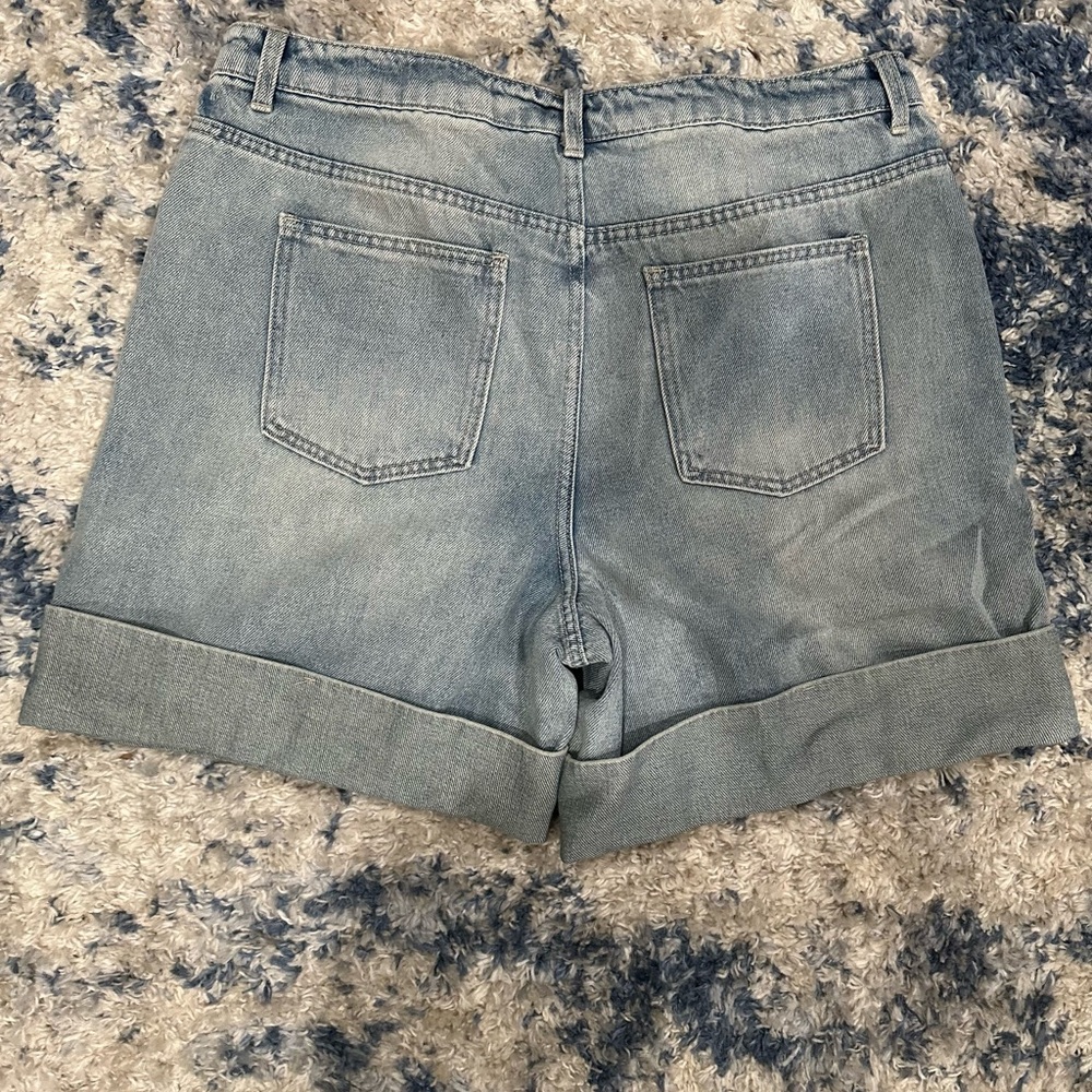 Women’s Mid-Rise Wide Cuff Baggy Denim Shorts - Picture 7 of 9